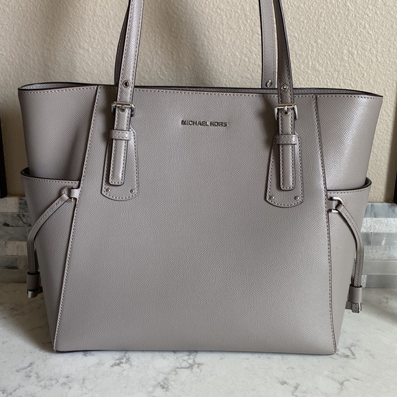 •Michael Kors• Large Voyager Tote Purse - Picture 3 of 16